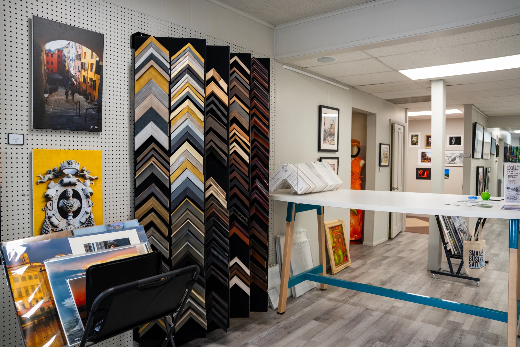 Kreative Framing & Artist Studios - Inside3